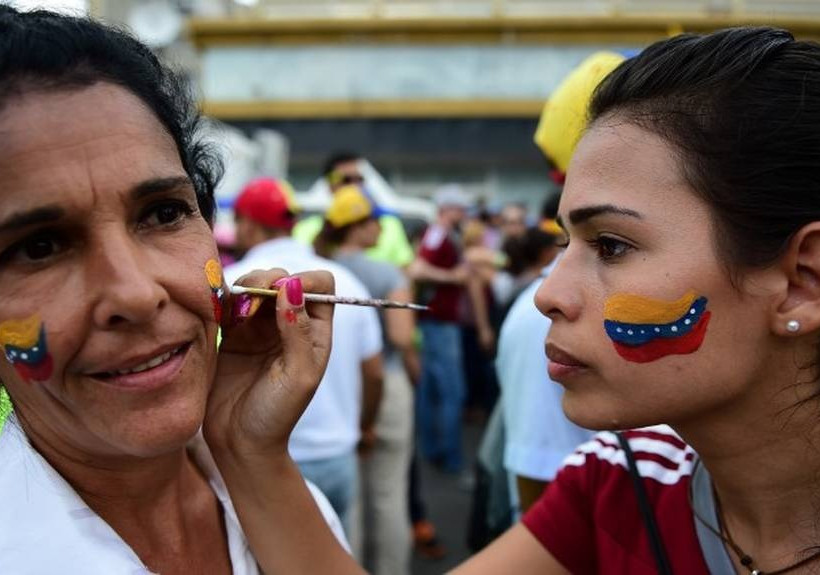 Βενεζουέλα: Νεκρός αστυνομικός από πυρά διαδηλωτών - Δεκάδες διαδηλώσεις κατά του Μαδούρο