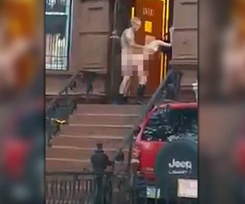 Ξαναμμένοι και ασυγκράτητοι: Βγήκαν να κάνουν σεξ στο… πλατύσκαλο! (video)