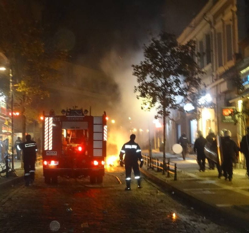 «Πόλεμος» στο κέντρο της Ξάνθης – Ντου αντιεξουσιαστών στα γραφεία της ΧΑ