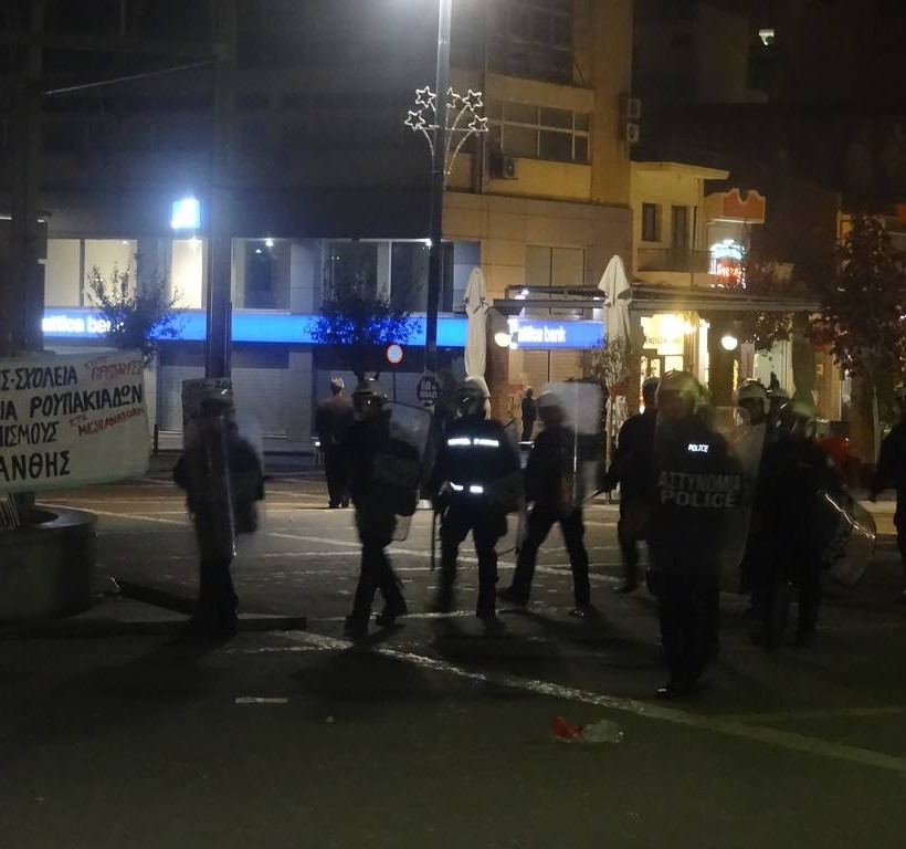 «Πόλεμος» στο κέντρο της Ξάνθης – Ντου αντιεξουσιαστών στα γραφεία της ΧΑ