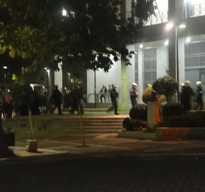 «Πόλεμος» στο κέντρο της Ξάνθης – Ντου αντιεξουσιαστών στα γραφεία της ΧΑ