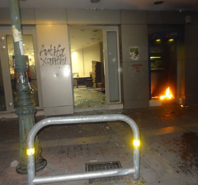 «Πόλεμος» στο κέντρο της Ξάνθης – Ντου αντιεξουσιαστών στα γραφεία της ΧΑ