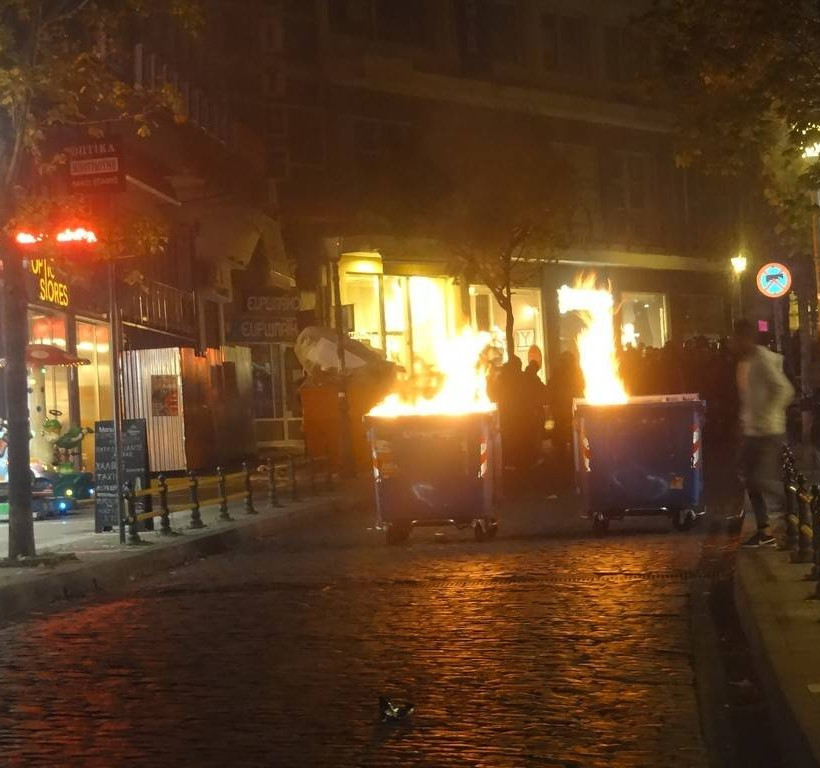 «Πόλεμος» στο κέντρο της Ξάνθης – Ντου αντιεξουσιαστών στα γραφεία της ΧΑ