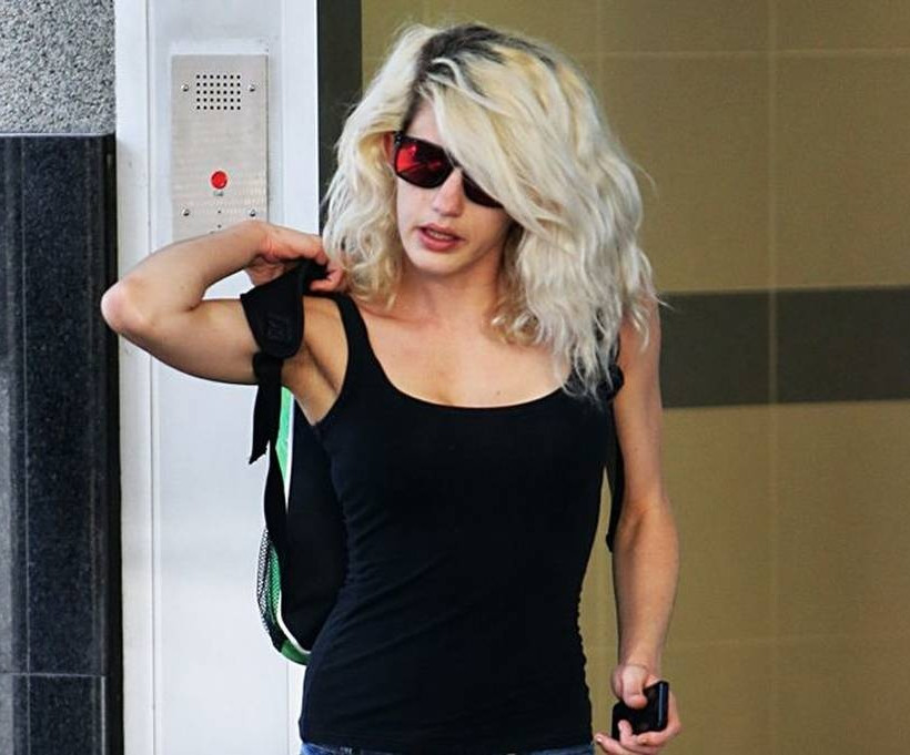 Βίντεο φρίκης: Νεαρή ξανθιά κάνει σεξ με το σκύλο της. Ο λόγος θα σας σοκάρει ακόμα περισσότερο