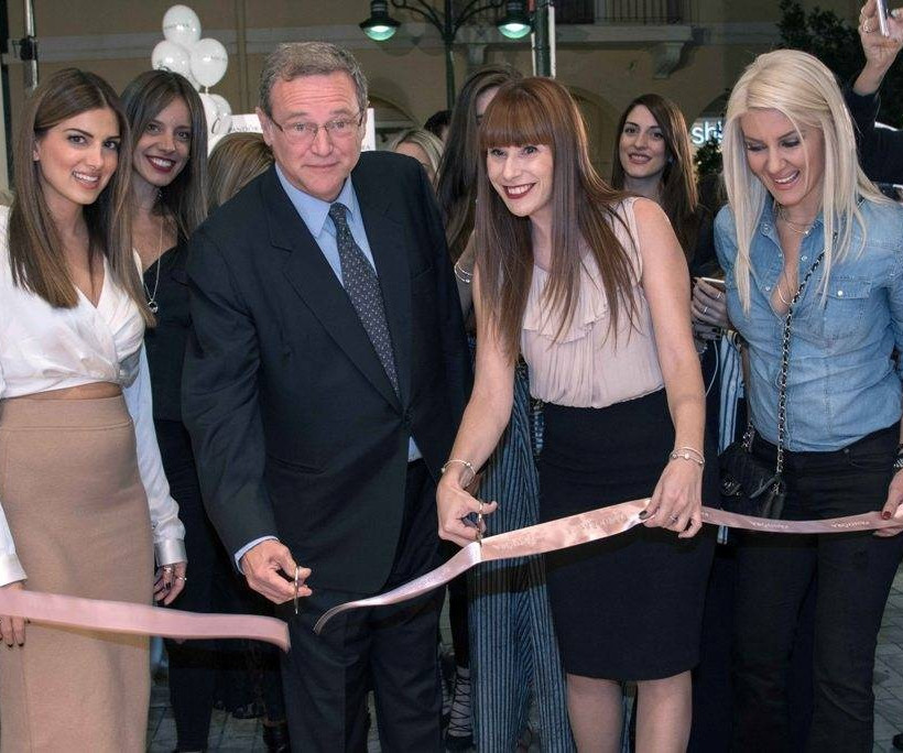 Από αριστερά: Στην κοπή της κορδέλας των εγκαινίων η κα Σταματίνα Τσιμτσιλή, ο Επίτιμος Πρόξενος Δανίας κ. Κώστας Χριστόπουλος, η κ. Εύη Σωτηροπούλου, Sales & VM/Training Manager PANDORA Greece και η κα Εύη Φραγκάκη