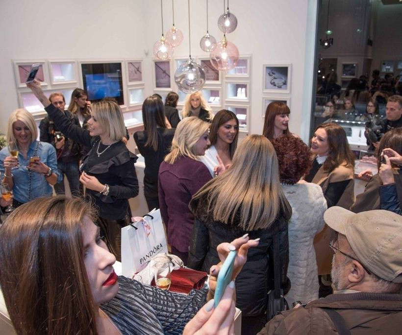Πλήθος κόσμου στο PANDORA Concept Store στην Πάτρα τη βραδιά των εγκαινίων