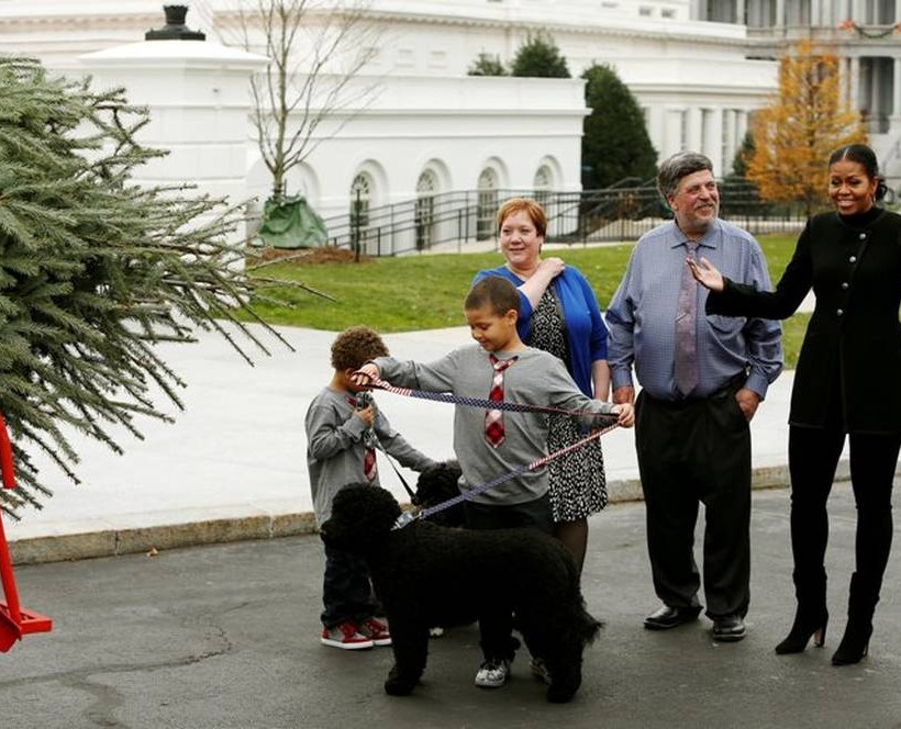 Χριστούγεννα 2016: Η Μισέλ Ομπάμα παρέλαβε για τελευταία φορά το δέντρο! (pics+vid)