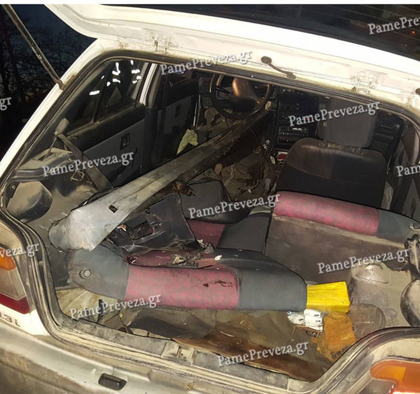 ΣΚΛΗΡΕΣ ΕΙΚΟΝΕΣ: Φρικτό τροχαίο στην Πρέβεζα – Η μπάρα διαπέρασε το αυτοκίνητο (pics+vid)