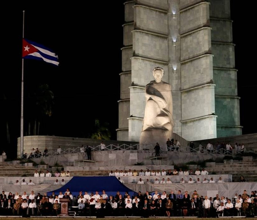 Ξεκίνησε η πομπή που μεταφέρει την τέφρα του Φιντέλ Κάστρο (pics+vid)