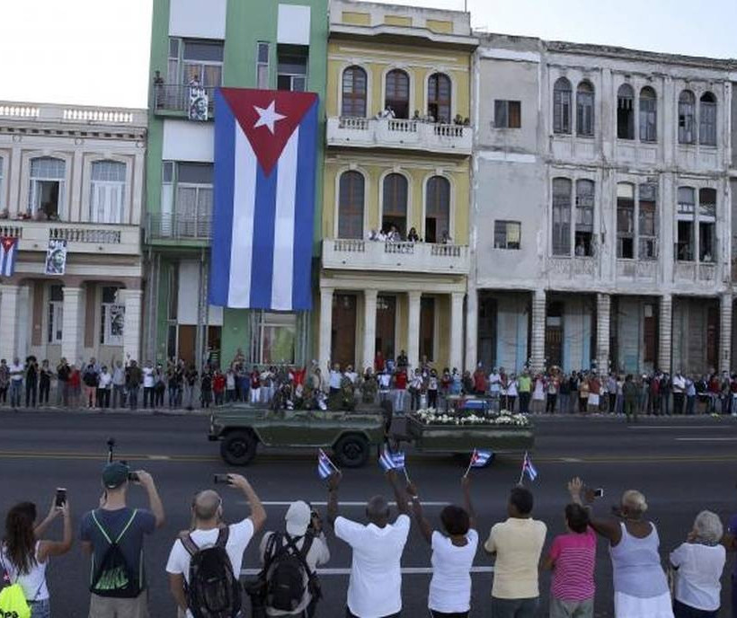 Ξεκίνησε η πομπή που μεταφέρει την τέφρα του Φιντέλ Κάστρο (pics+vid)