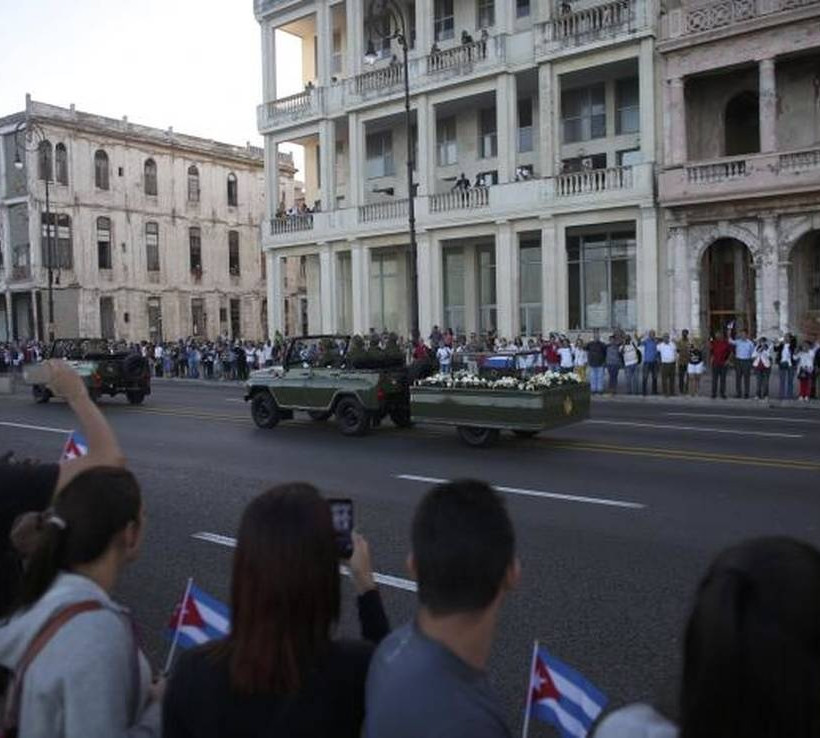 Ξεκίνησε η πομπή που μεταφέρει την τέφρα του Φιντέλ Κάστρο (pics+vid)