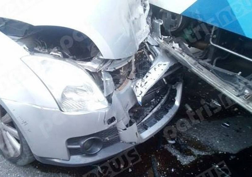 Σοβαρό τροχαίο στο Ίλιον με λεωφορείο (pics&vid)