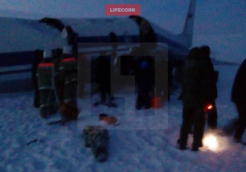 Συντριβή αεροπλάνου με 39 επιβαίνοντες στη Ρωσία - Κόπηκε στα τρία (video+photos)