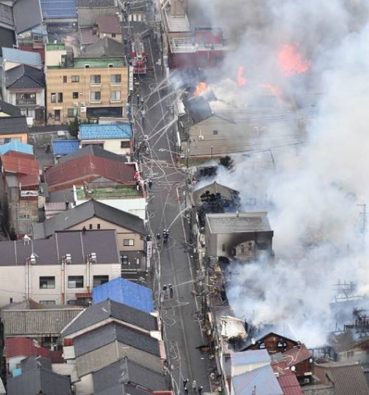 Τεράστια πυρκαγιά μαίνεται ανεξέλεγκτη – Καίγονται 140 κτήρια (Vids)
