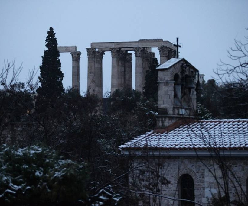 Καιρός Live – Χιονιάς σαρώνει την Αθήνα – Το «έστρωσε» και στα νότια προάστια