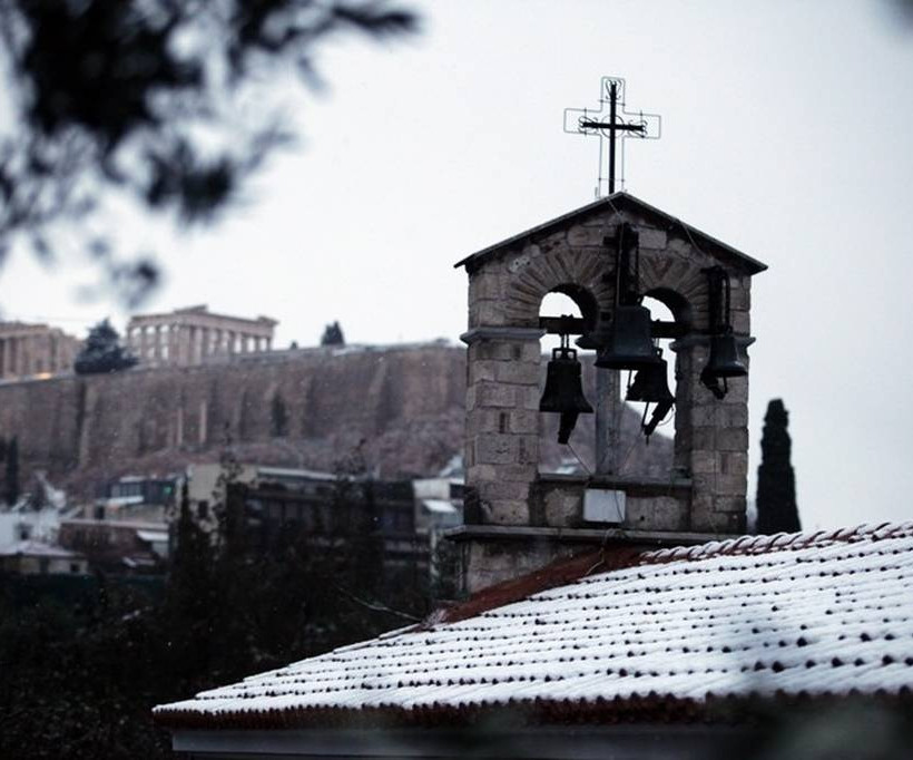 Καιρός Live – Χιονιάς σαρώνει την Αθήνα – Το «έστρωσε» και στα νότια προάστια