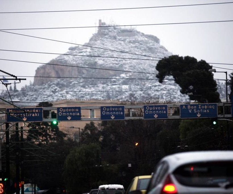 Καιρός Live – Χιονιάς σαρώνει την Αθήνα – Το «έστρωσε» και στα νότια προάστια