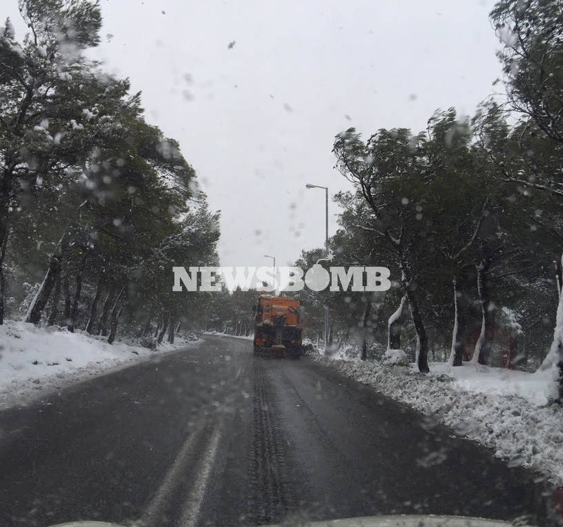 Καιρός Live – Χιονιάς σαρώνει την Αθήνα – Το «έστρωσε» και στα νότια προάστια