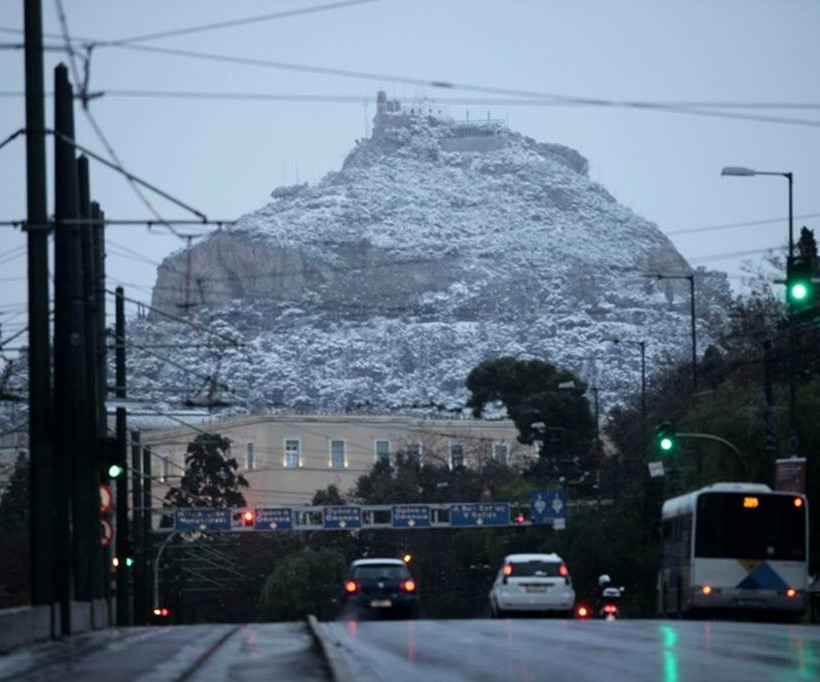 Καιρός Live – Χιονιάς σαρώνει την Αθήνα – Το «έστρωσε» και στα νότια προάστια