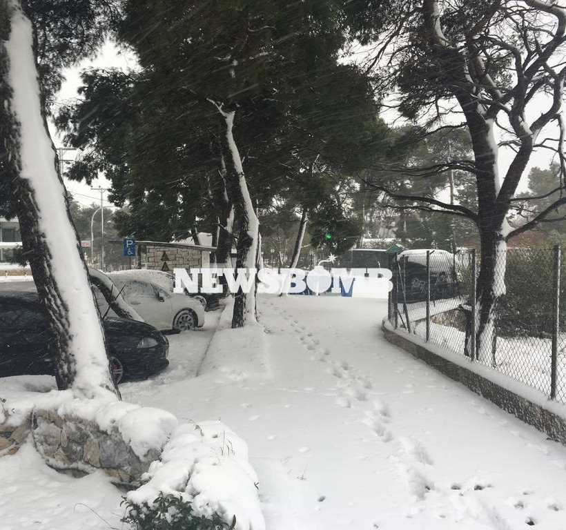 Καιρός Live – Χιονιάς σαρώνει την Αθήνα – Το «έστρωσε» και στα νότια προάστια