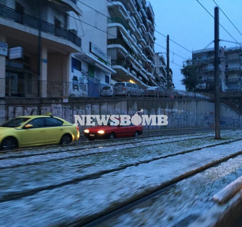 Καιρός Live – Χιονιάς σαρώνει την Αθήνα – Το «έστρωσε» και στα νότια προάστια