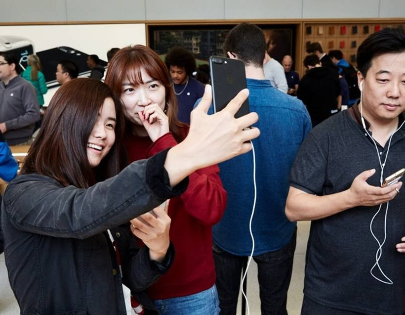 Δέκα χρόνια μετά την παρουσίαση του το iPhone παραμένει