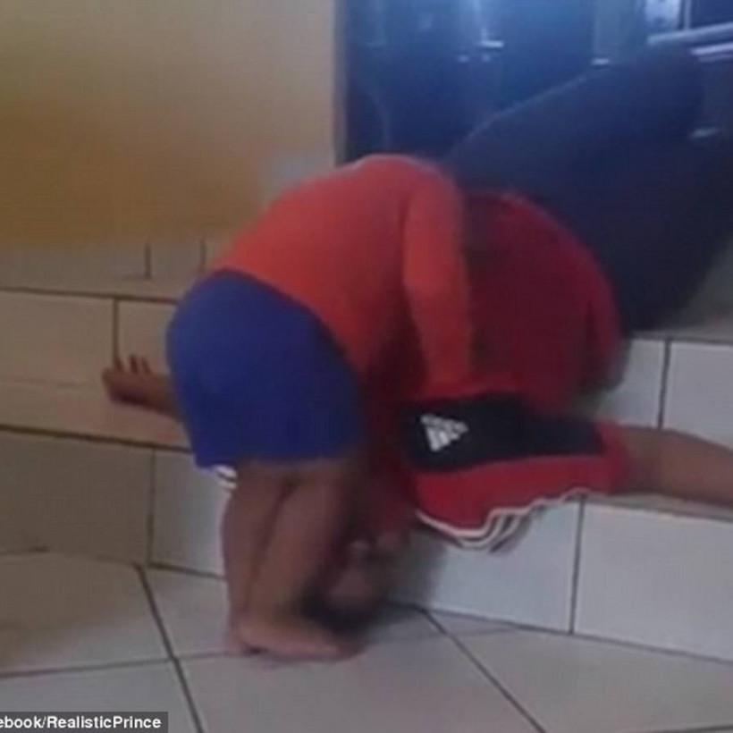 Φάρσα που σοκάρει: Τρομαγμένο παιδάκι προσπαθεί να ξυπνήσει τη «νεκρή» θεία του (vid)