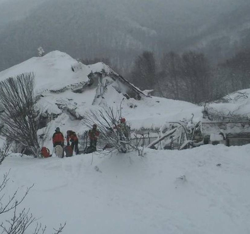 Θρίλερ στο χιόνι: Εντοπίστηκαν και άλλοι επιζώντες στο ξενοδοχείο Rigopiano της Πεσκάρα (vids+pics)