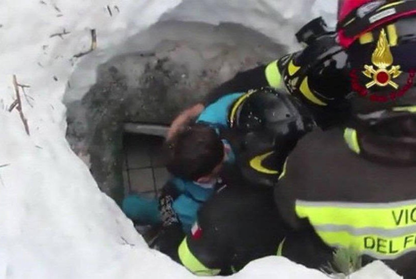 Θρίλερ στο χιόνι: Εντοπίστηκαν και άλλοι επιζώντες στο ξενοδοχείο Rigopiano της Πεσκάρα (vids+pics)