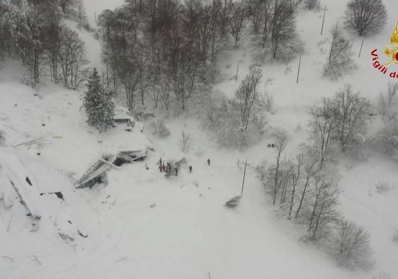 Θρίλερ στο χιόνι: Εντοπίστηκαν και άλλοι επιζώντες στο ξενοδοχείο Rigopiano της Πεσκάρα (vids+pics)