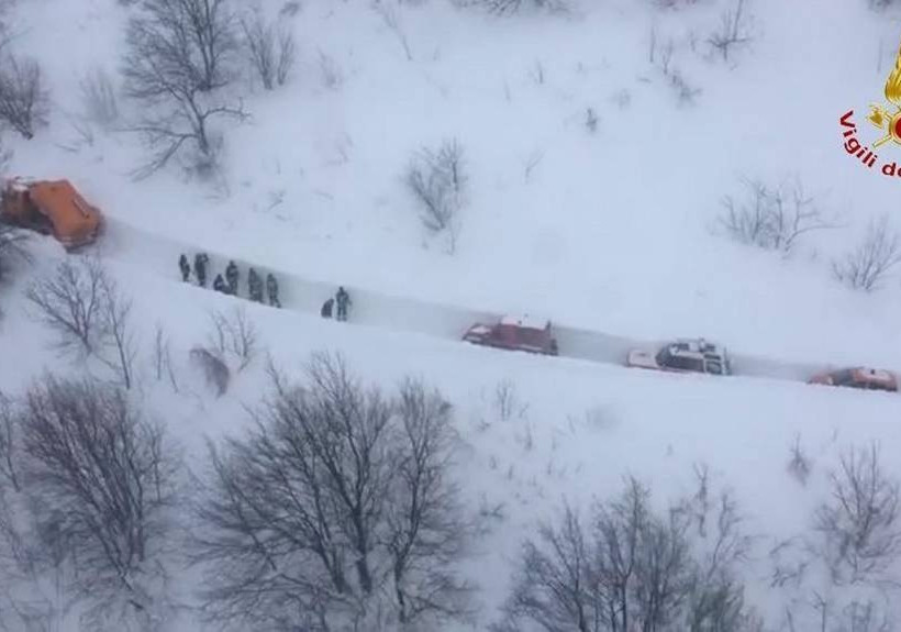 Θρίλερ στο χιόνι: Εντοπίστηκαν και άλλοι επιζώντες στο ξενοδοχείο Rigopiano της Πεσκάρα (vids+pics)