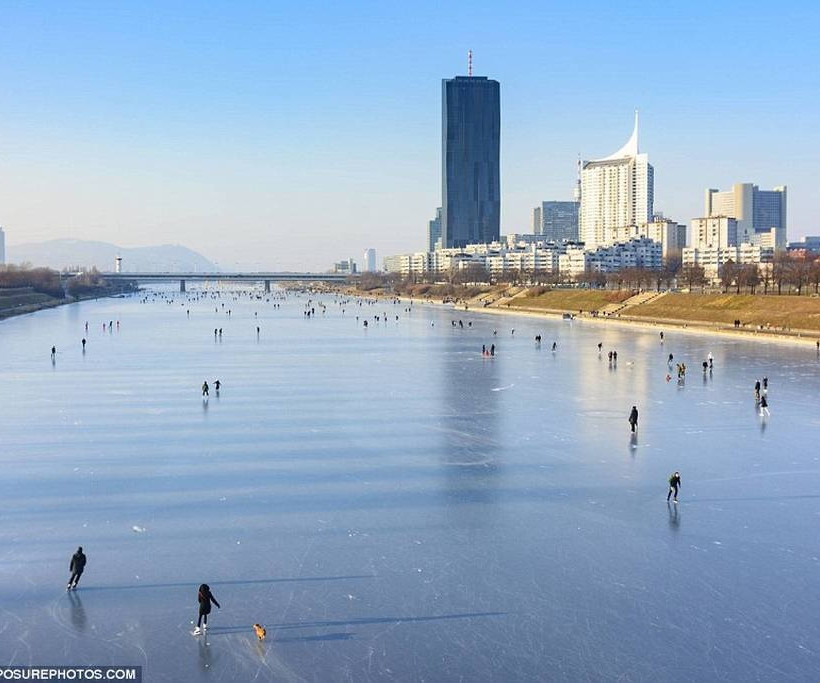 Απίστευτες εικόνες από τον Δούναβη που έγινε... παγοπίστα!