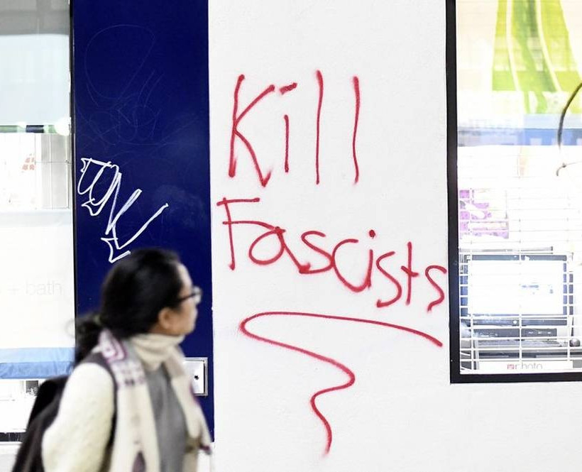 ΗΠΑ: Βίαιες διαδηλώσεις στο Μπέρκλεϊ ενάντια σε Ελληνοβρετανό ακροδεξιό ομιλητή (Pics+Vids)