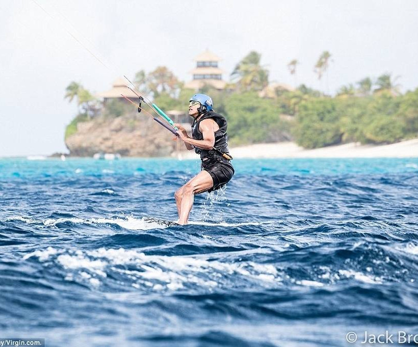 Οι ξένοιαστες μέρες του Ομπάμα: Κάνει kitesurfing στην Καραϊβική! (pics+vid)