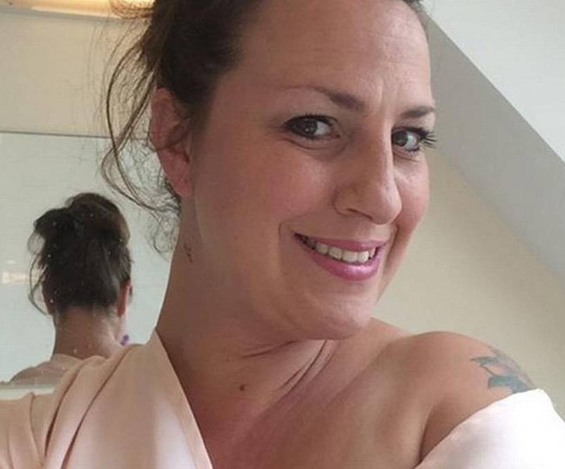 Διεστραμμένη μητέρα έμεινε μόνο με το στρινγκ της και έκανε σεξ με επτά ανήλικους ταυτόχρονα! (pics)