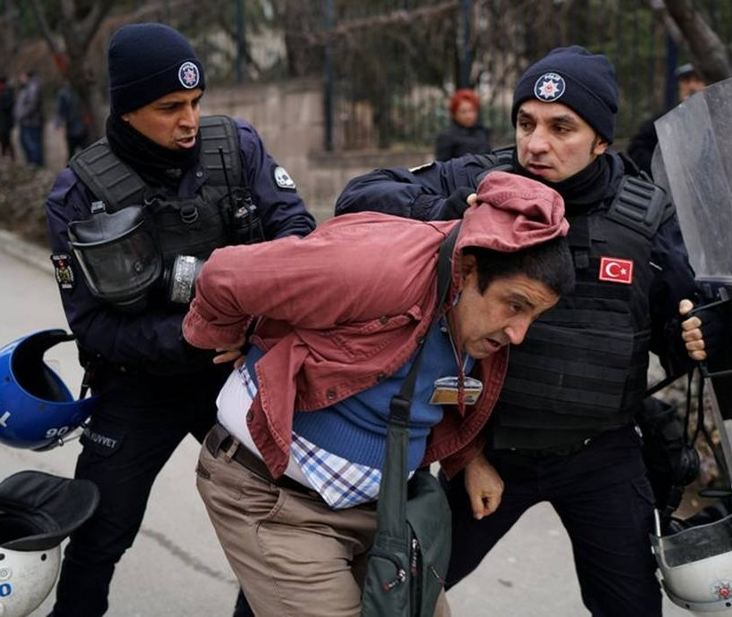 Συλλήψεις και δακρυγόνα σε επεισόδια στην Άγκυρα (pics+vid)