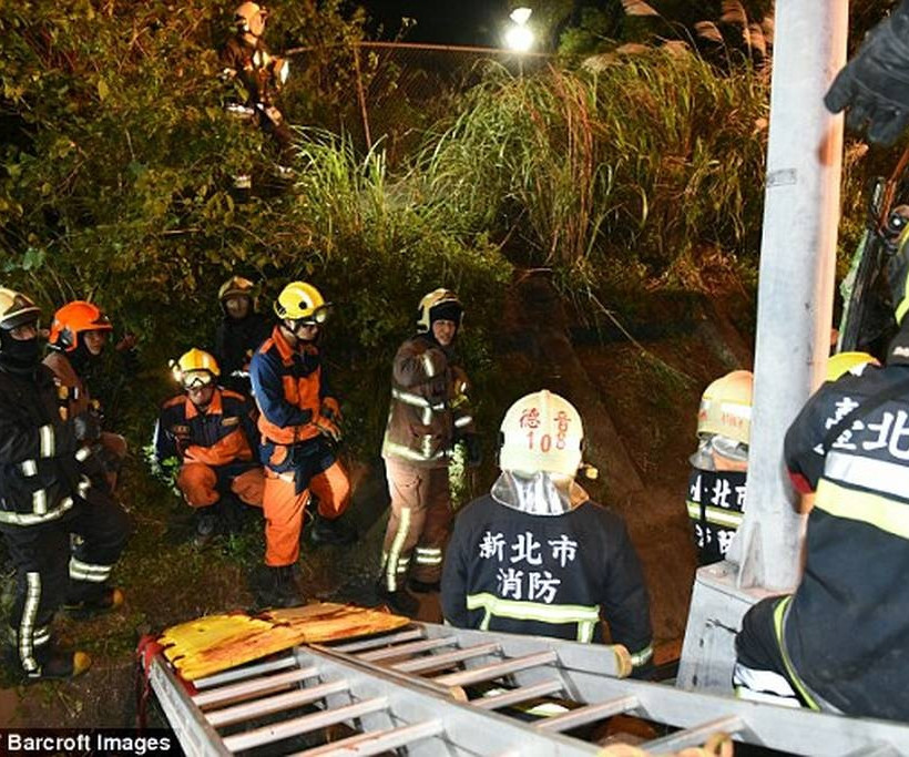 Τραγωδία στην Ταϊβάν: Τουλάχιστον 32 νεκροί από ανατροπή λεωφορείου (pics)