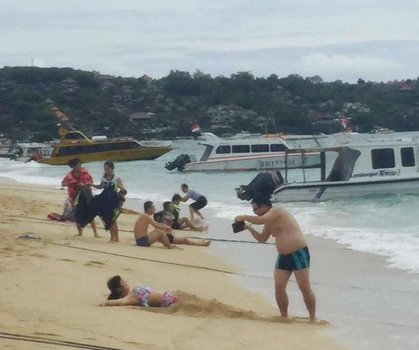 «Ωδή» στους άνδρες που «έσπασαν» τη μέση τους σαν το Γκάλη για να βγάλουν την τέλεια φωτογραφία 