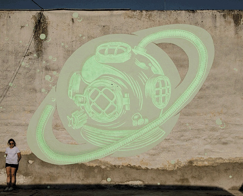 Τι σημαίνουν αυτά τα περίεργα «μηνύματα» που φεγγοβολούν τη νύχτα στους δρόμους της Βαρκελώνης