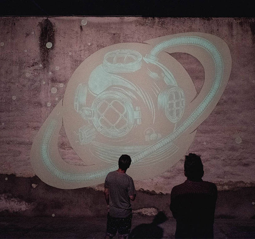 Τι σημαίνουν αυτά τα περίεργα «μηνύματα» που φεγγοβολούν τη νύχτα στους δρόμους της Βαρκελώνης