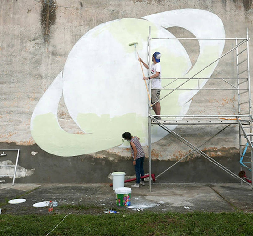 Τι σημαίνουν αυτά τα περίεργα «μηνύματα» που φεγγοβολούν τη νύχτα στους δρόμους της Βαρκελώνης