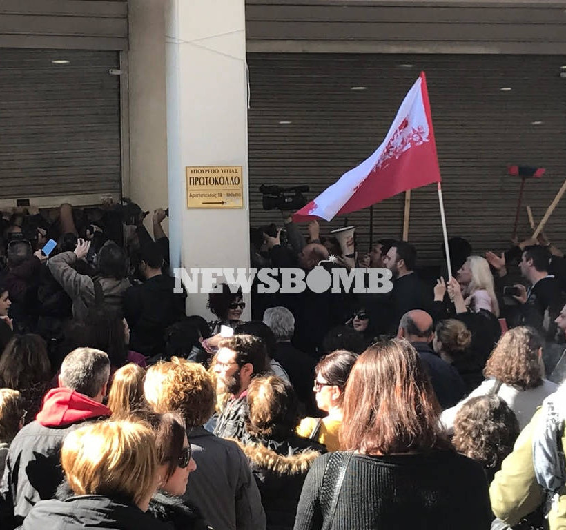 Ένταση και λιποθυμίες στο υπουργείο Υγείας (pics)