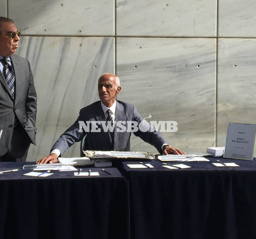 Αυτή την ώρα το τελευταίο αντίο στον Νίκο Κούνδουρο (pics&vids)