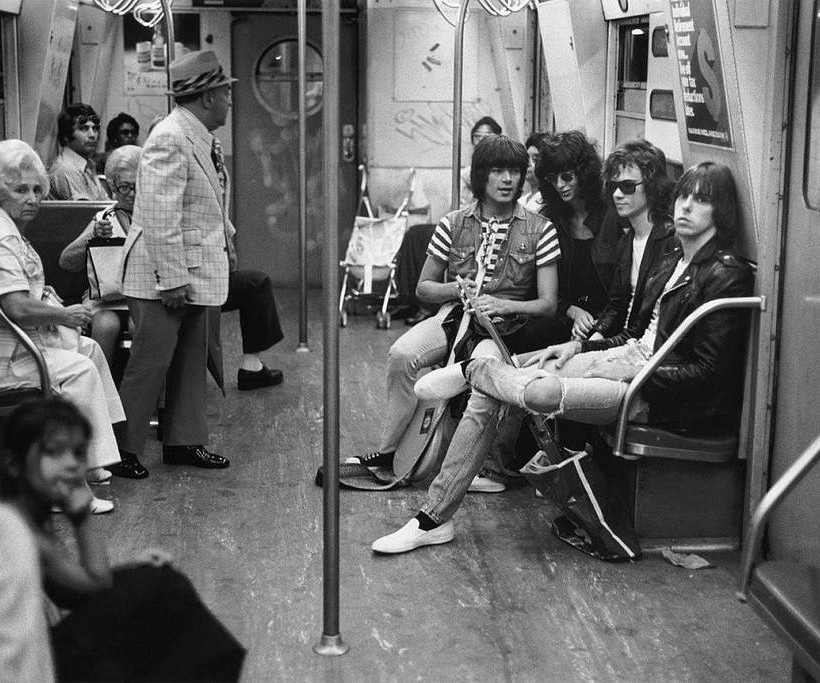 Viral: Οι πιο σπάνιες και εμβληματικές φωτογραφίες του κόσμου της ροκ μέσα απ' το φακό του Bob Gruen