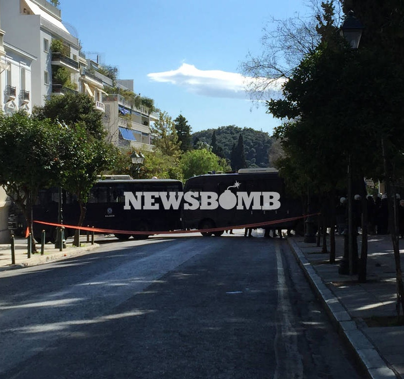 Ένταση στην Ηρώδου Αττικού  - Δεν αφήνουν τους διαδηλωτές να περάσουν