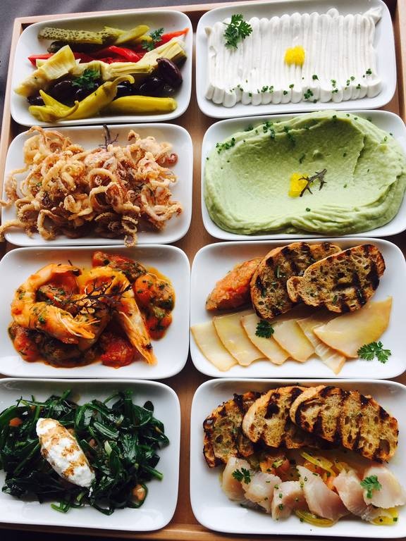 Βαρούλκο Seaside: Νέα πρόταση για το μεσημέρι - Ποικιλία με 8 μεζέδες