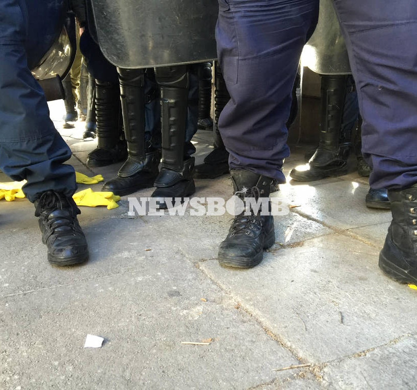 Ένταση στην Ηρώδου Αττικού  - Δεν αφήνουν τους διαδηλωτές να περάσουν