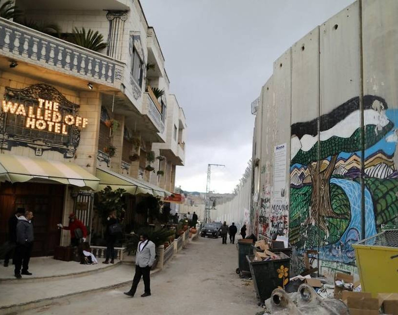 O ανατρεπτικός Banksy «ξαναχτύπησε» και στέλνει καυστικό μήνυμα από τη Βηθλεέμ