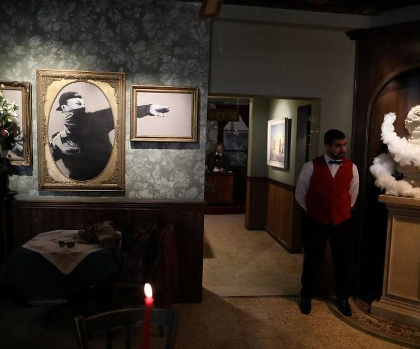 O ανατρεπτικός Banksy «ξαναχτύπησε» και στέλνει καυστικό μήνυμα από τη Βηθλεέμ