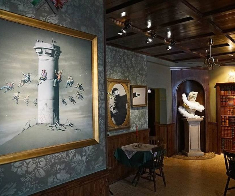 O ανατρεπτικός Banksy «ξαναχτύπησε» και στέλνει καυστικό μήνυμα από τη Βηθλεέμ